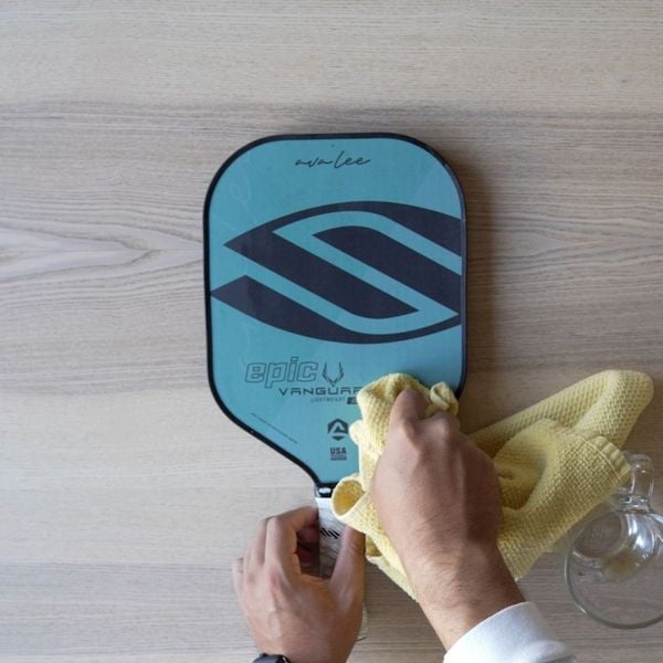 Cách bảo vệ vợt pickleball khỏi bị ướt Cách bảo vệ vợt pickleball khỏi bị ướt