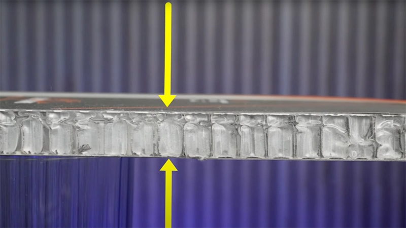 Vợt Joola sử dụng vật liệu polymer đặc biệt khiến bóng bật nhanh hơn mức cho phép